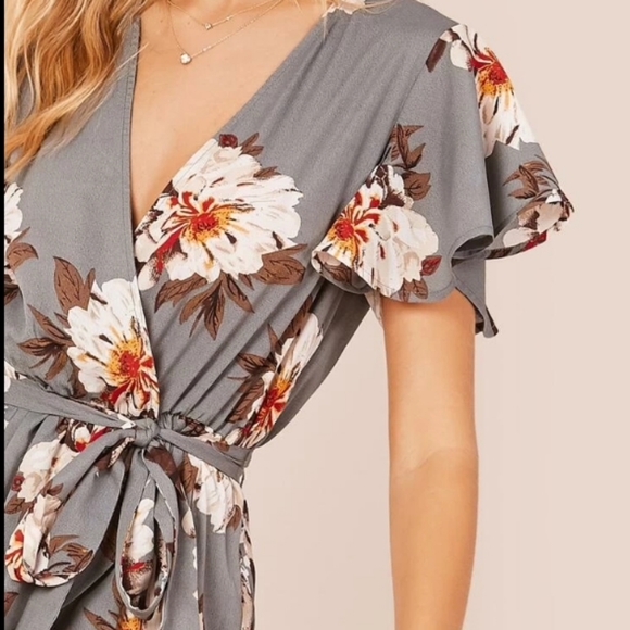 Gray Silver Belted Flutter Sleeve Floral Romper - Picture 4 of 6